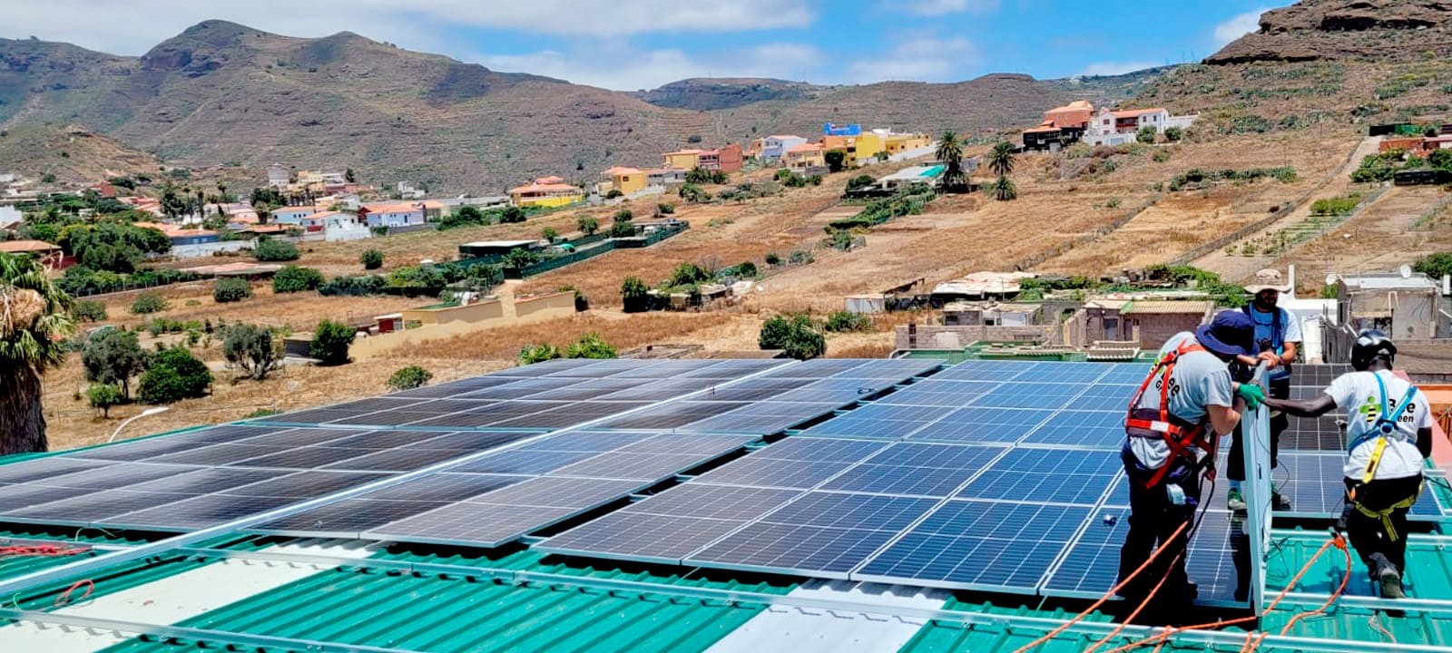 Paisaje rural con placas solares
